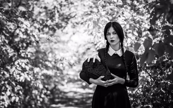 Goth dziewczyna z długimi czarnymi warkoczami włosy, Halloween pomysłów na imprezę, cosplay i upiorny kostium - Zdjęcie, obraz
