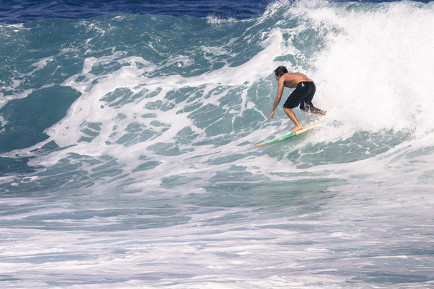 Surfista estremo cavalcando onde oceaniche giganti alle Hawaii
 - Foto, immagini