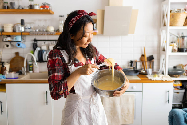 Une femme qui fait une tarte aux pommes dans la cuisine. Gros plan des mains. - Photo, image