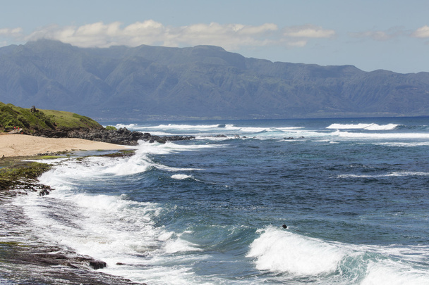 Κύματα που έσκαζαν στους βράχους, σε μια ηλιόλουστη ημέρα κατά τη διάρκεια μια θεαματική  - Φωτογραφία, εικόνα