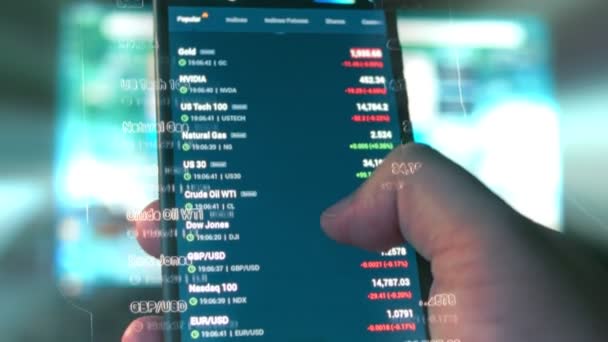 携帯電話の画面上の株式市場チャート. 資産への投資。 ホログラム効果 - 映像、動画