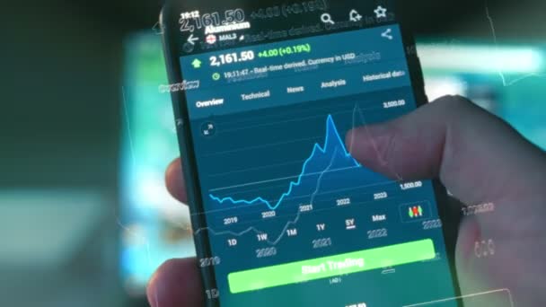 Gráfico del mercado de valores en la pantalla del teléfono móvil. Invertir en activos. Efecto holograma. Vista macro - Metraje, vídeo
