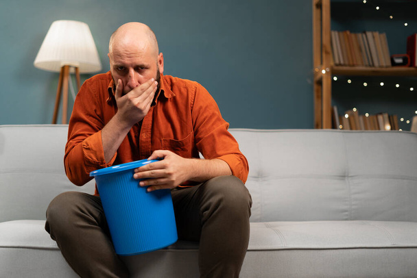 Sairas mies kärsii kotona oksennuksesta ja huonosta vatsasta, lähikuva - Valokuva, kuva