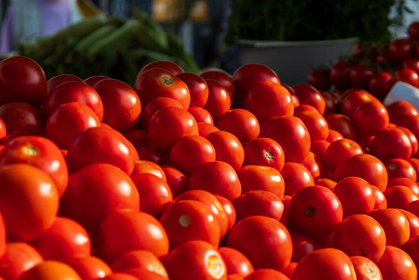 Legumes saudáveis. Tomates vermelhos no balcão para venda. - Foto, Imagem