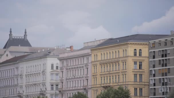 Chmurne niebo nad rzędem historycznych europejskich budynków mieszkalnych.  - Materiał filmowy, wideo