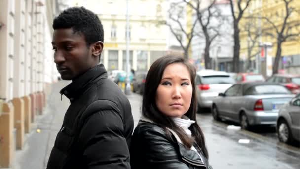 Нещаслива пара ображається - чорний чоловік і азіатка - міська вулиця з машинами - місто
 - Кадри, відео