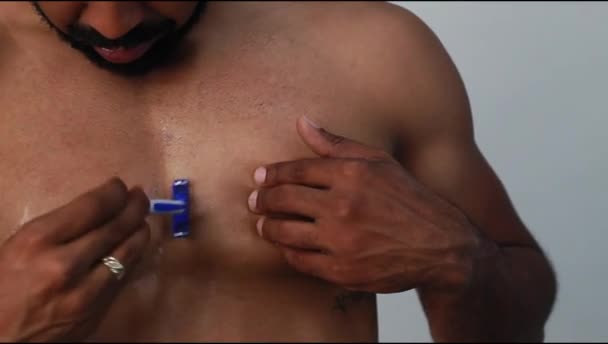 Lähikuva Latino mies parranajo rinta varastossa video - Materiaali, video
