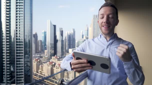 Masculino Business Person Networking na tela móvel Trabalhando no trabalho de finanças. Imagens 4k de alta qualidade - Filmagem, Vídeo