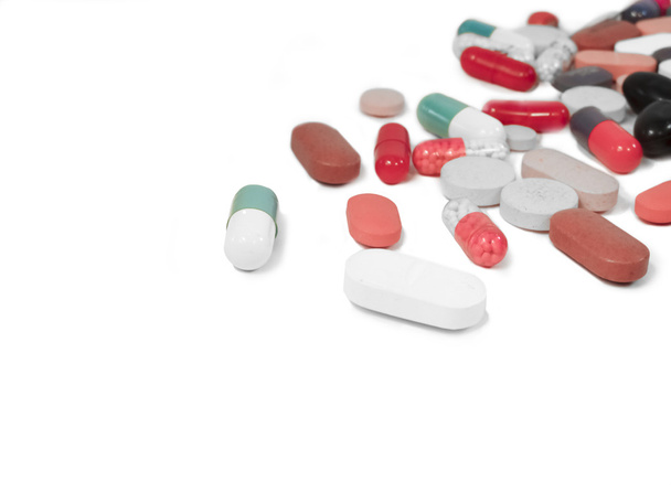 Mediciones, Kapseln, Tabletten verstreut auf weiß isoliert - Foto, Bild