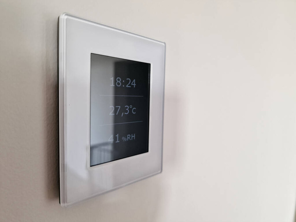 回復装置制御およびスマートな家の装置のための壁に固定される気候のリモート・コントロール表示 - 写真・画像