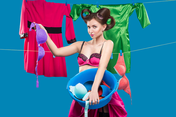 pin-up girl with a basket with the laundry - Foto, Bild