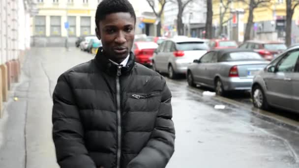 Fiatal, jóképű, fekete férfi rap - városi utcai autó - város - Felvétel, videó