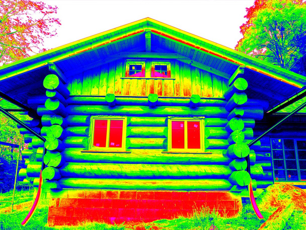 Détail des poutres dans le mur de la cabine. Construction traditionnelle de maison en bois en thermographie scan
. - Photo, image