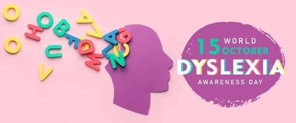 Бумага человеческая голова и буквы на розовом фоне. Всемирный день осознания дислексии - Фото, изображение