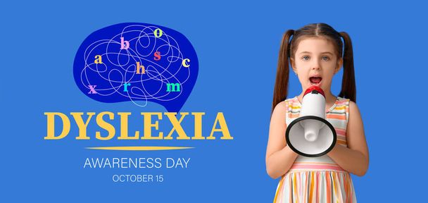 Bambina con megafono e testo DYSLEXIA AWARENESS DAY su sfondo blu - Foto, immagini