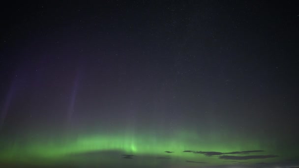 Aurora Borealis ragyog a csillagos éjszakán. Időintervallum.  - Felvétel, videó