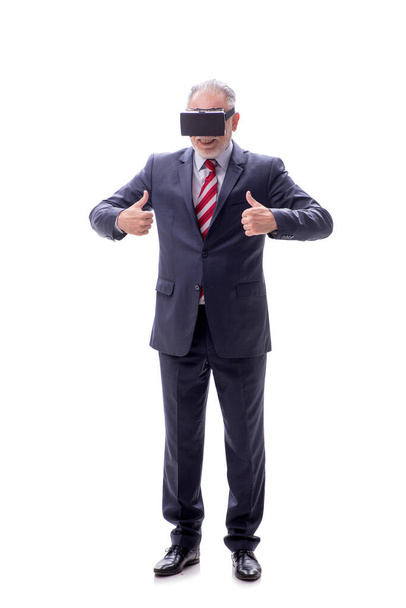 白で隔離された仮想メガネを身に着けているビジネスマン - 写真・画像