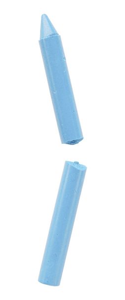 Hellblaue Buntstifte isoliert auf weißem Hintergrund, zerbrochene farbige Stifte - Foto, Bild