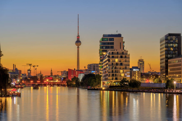 Gün batımından sonra Berlin 'de Spree nehrinin arkasında ünlü TV kulesi var. - Fotoğraf, Görsel