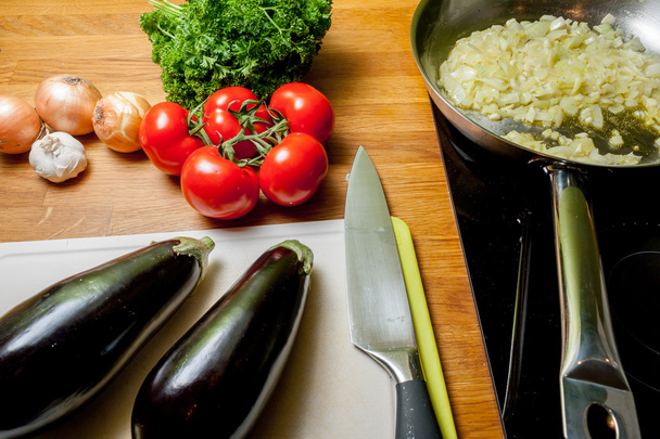 Pyszne zdrowe gotowanie z bakłażanem pomidor czosnek i pietruszka - Zdjęcie, obraz