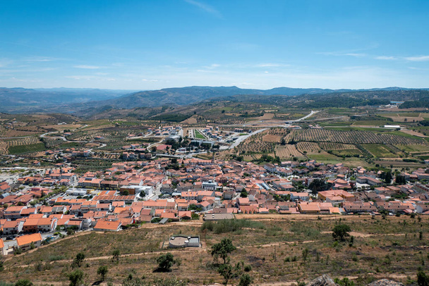 Vista panorámica del pueblo de Vila Flor en Tras os Montes Portugal, desde el mirador de Senhora da Lapa - Foto, imagen