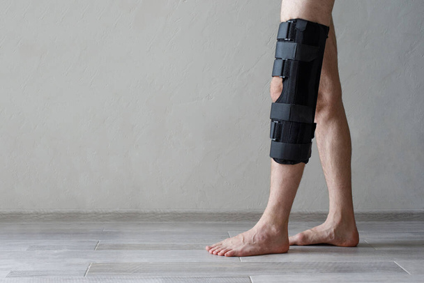 Fizioterápia ortopédiai lábmerevítő térdsérülésre és rehabilitációra  - Fotó, kép