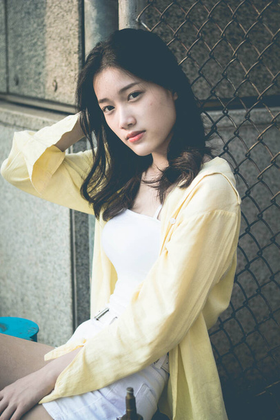 asiático tailandés adolescente color camiseta hermosa chica sonrisa y relajarse, en estilo vintage - Foto, Imagen