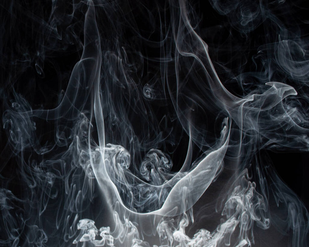 Fumée abstraite sur fond sombre . - Photo, image