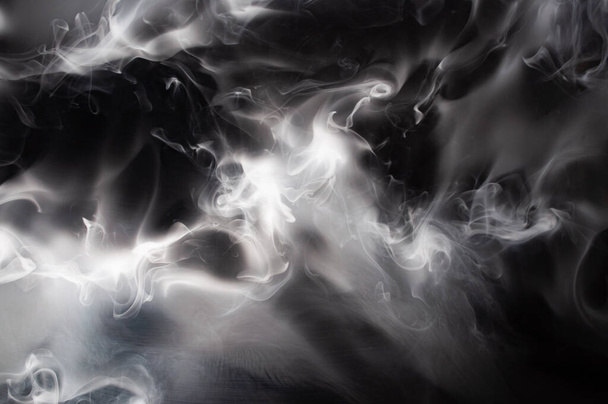 Movimento de fumaça, fumo branco abstrato sobre fundo preto .  - Foto, Imagem