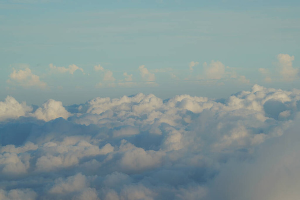 Luftaufnahme weißer Wolken. Blick von oben. Blick vom Gipfel des Berges und schöne Wolkenlandschaften. Mt. fuji Shizuoka Japan - Foto, Bild