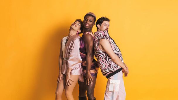 három többnemzetiségű transznemű férfi pózol érzéki módon, miközben a kamerába néznek - Fotó, kép