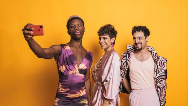 trzech wielonarodowych transseksualistów robiących selfie w studiu fotograficznym - Zdjęcie, obraz