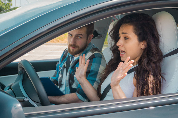 Femme nerveuse ne pas garder le volant pendant une leçon de conduite alors que l'instructeur assis sur le siège passager. Test de conduite, cours de conduite, concept d'examen - Photo, image