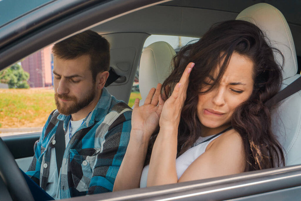 Налякана дама не тримає руки на кермі під час водійського тесту, а чоловік неструктор сидить на пасажирському сидінні. Тест водіння, курси водіїв, концепція іспиту - Фото, зображення
