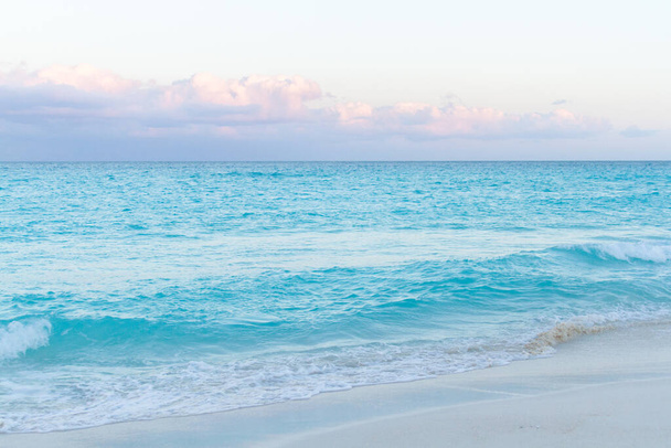 Coucher de soleil sur la plage sur la mer des Caraïbes
. - Photo, image