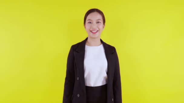 Sarı arka planda, reklamcılıkta ve pazarlamada izole edilmiş, genç Asyalı iş kadınını sunan ve gösteren portre. Kadın sürpriz ve heyecanlı, iş kadını seçimi ve ifade.. - Video, Çekim