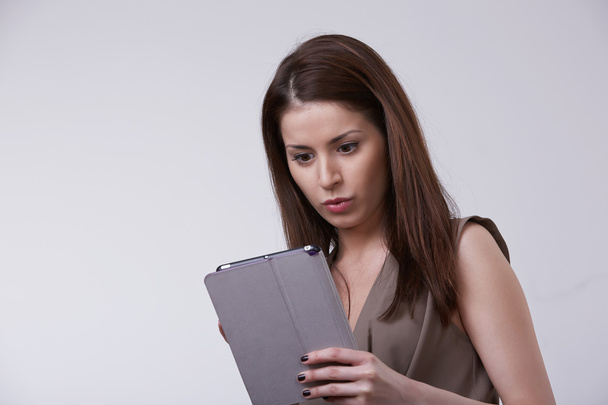 vrouw bedrijf Tablet PC - Foto, afbeelding