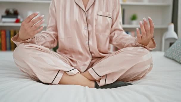 Mujer joven haciendo ejercicio de yoga sentada en la cama en el dormitorio - Metraje, vídeo