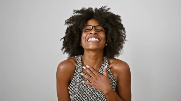 Afro-Amerikaanse vrouw real state agent met sleutels van nieuw huis glimlachen over geïsoleerde witte achtergrond - Video