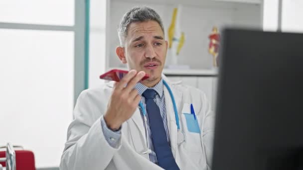 Νεαρός Ισπανός γιατρός στέλνει φωνητικό μήνυμα μέσω smartphone χρησιμοποιώντας υπολογιστή στην κλινική - Πλάνα, βίντεο