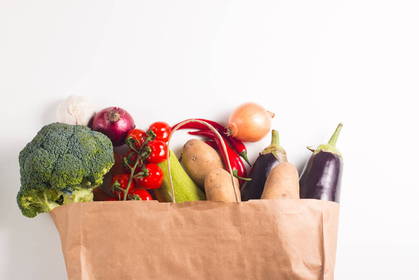健康的な食品の背景を提供します。野菜入りの紙袋の中の健康的な有機食品。廃棄物ゼロコンセプト.  - 写真・画像