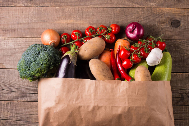 Consegna cibo sano sfondo. Cibo biologico sano in sacchetto di carta con verdure. Concetto zero rifiuti.  - Foto, immagini