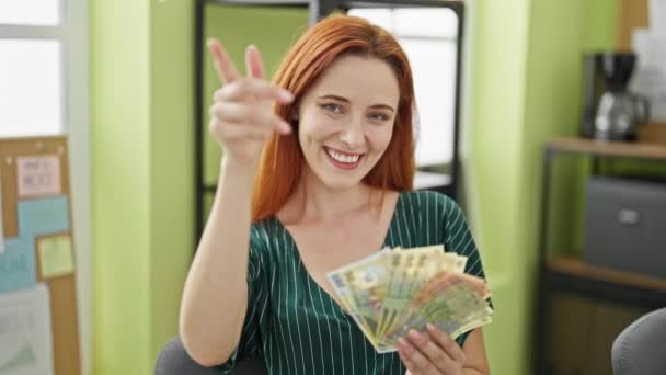 Jonge roodharige vrouw zakenman gooit Roemeense leu bankbiljetten glimlachend op kantoor - Video