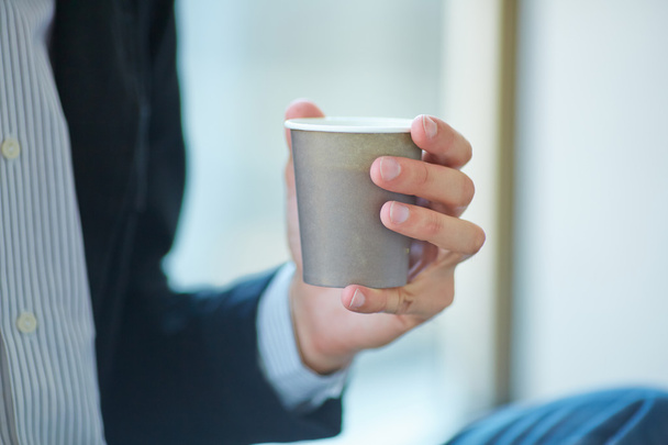 man holding cup of coffee - Φωτογραφία, εικόνα