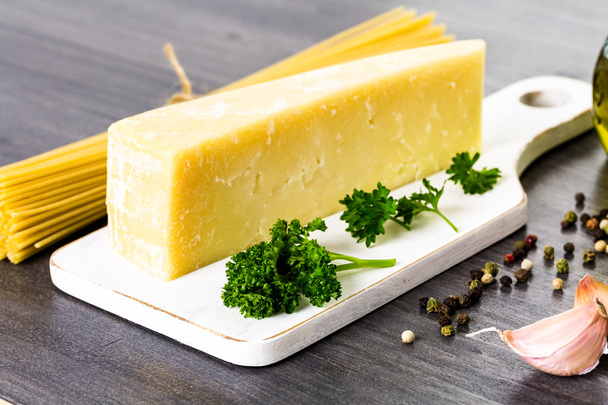 Pasta con hierbas de ajo y queso parmesano
 - Foto, Imagen