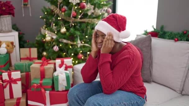 Afrikkalainen amerikkalainen nainen kärsii vatsakipu juhlii joulua kotona - Materiaali, video
