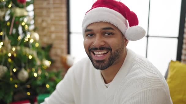 Afro-Amerikaanse man viert kerst glimlachen thuis - Video