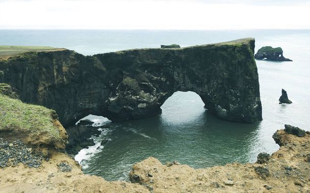 Рейнісфьора чорний піщаний пляж, скеля Дір Лей, Вік-Ісландія - Фото, зображення