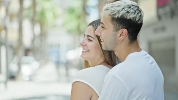 Bella coppia sorridente fiducioso abbracciarsi in strada - Filmati, video