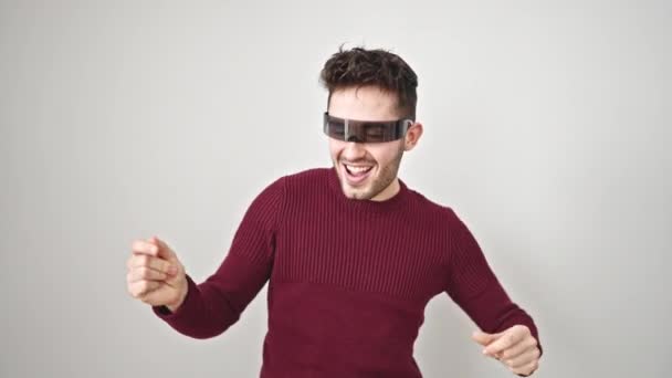 Jeune homme hispanique utilisant des lunettes de réalité virtuelle dansant sur fond blanc isolé - Séquence, vidéo